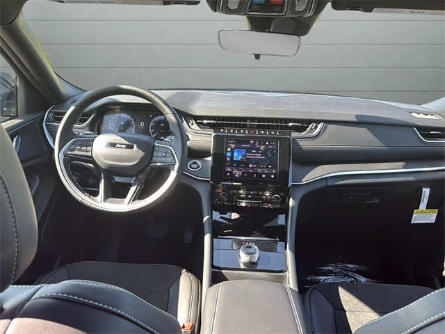 Jeep Grand Cherokee L Vehicle Full-screen Gallery Image 26