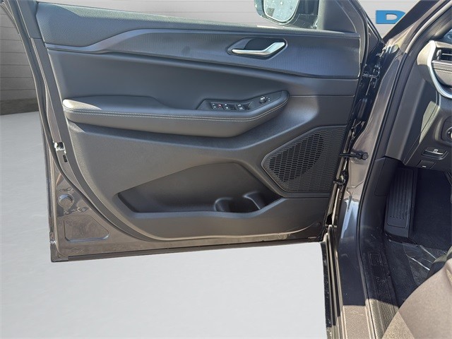 Jeep Grand Cherokee L Vehicle Full-screen Gallery Image 27