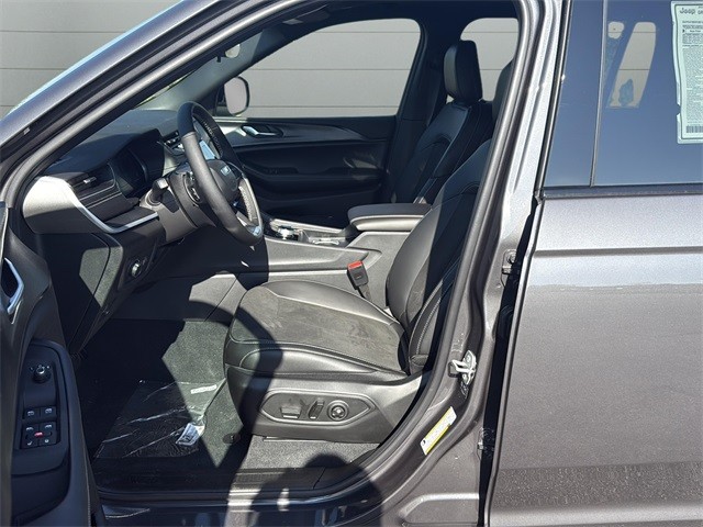 Jeep Grand Cherokee L Vehicle Full-screen Gallery Image 28