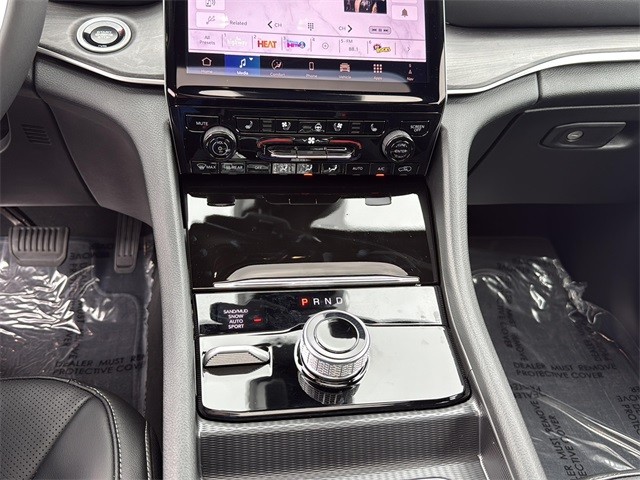 Jeep Grand Cherokee Vehicle Full-screen Gallery Image 16