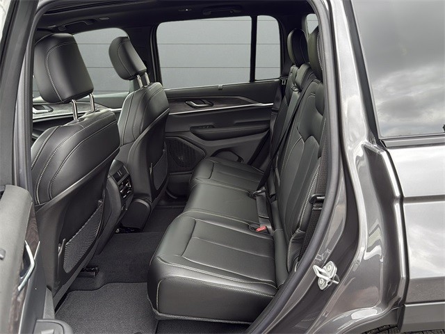 Jeep Grand Cherokee Vehicle Full-screen Gallery Image 21