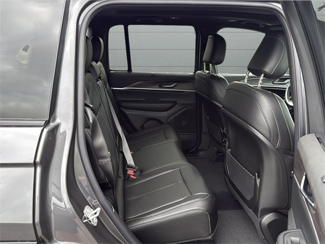 Jeep Grand Cherokee Vehicle Full-screen Gallery Image 24