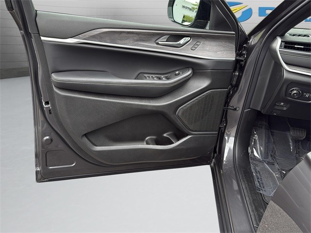 Jeep Grand Cherokee Vehicle Full-screen Gallery Image 27