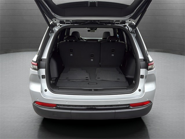 Jeep Grand Cherokee Vehicle Full-screen Gallery Image 11