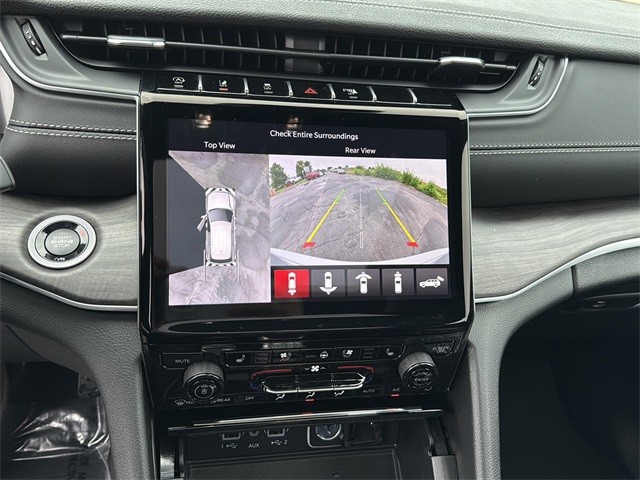 Jeep Grand Cherokee Vehicle Full-screen Gallery Image 14