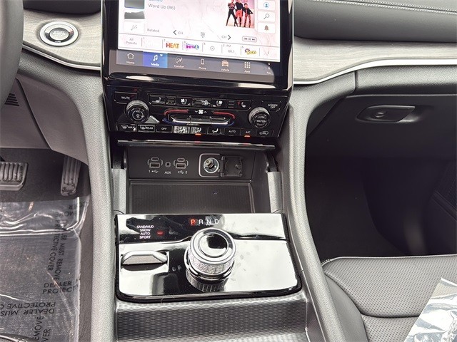 Jeep Grand Cherokee Vehicle Full-screen Gallery Image 16