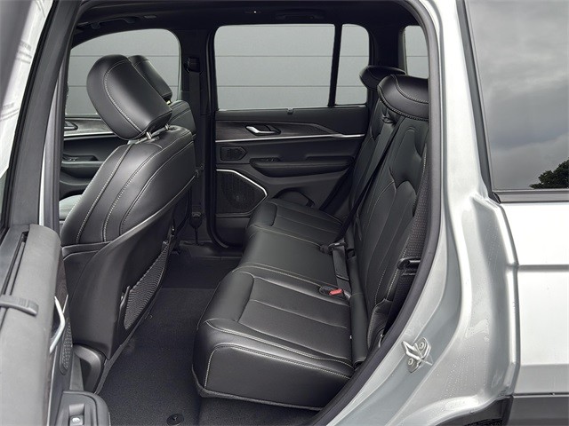 Jeep Grand Cherokee Vehicle Full-screen Gallery Image 21