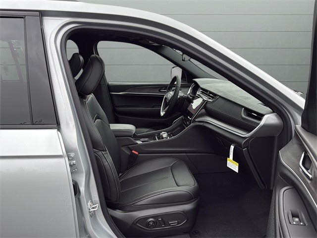 Jeep Grand Cherokee Vehicle Full-screen Gallery Image 23