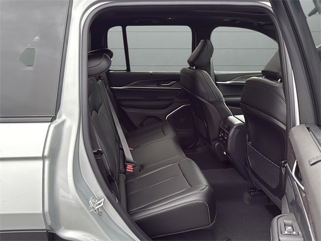 Jeep Grand Cherokee Vehicle Full-screen Gallery Image 24