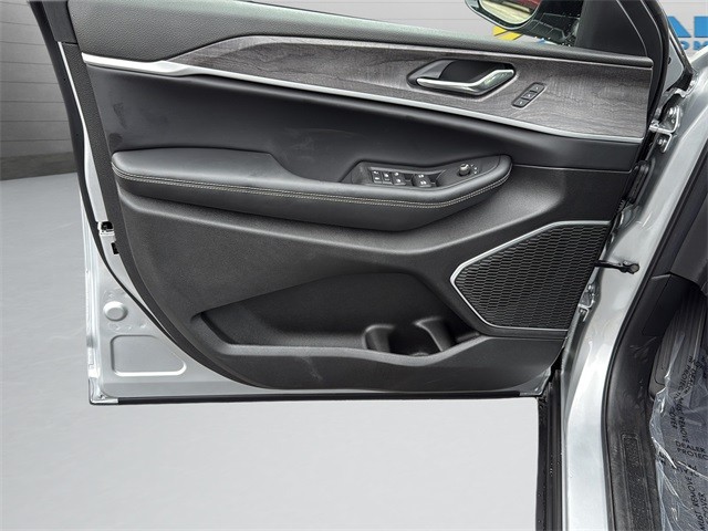 Jeep Grand Cherokee Vehicle Full-screen Gallery Image 27