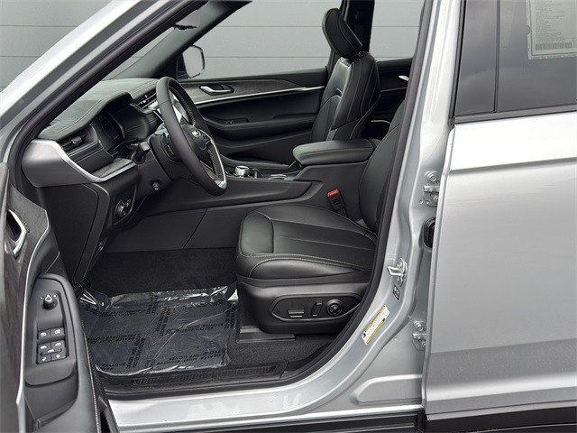 Jeep Grand Cherokee Vehicle Full-screen Gallery Image 28