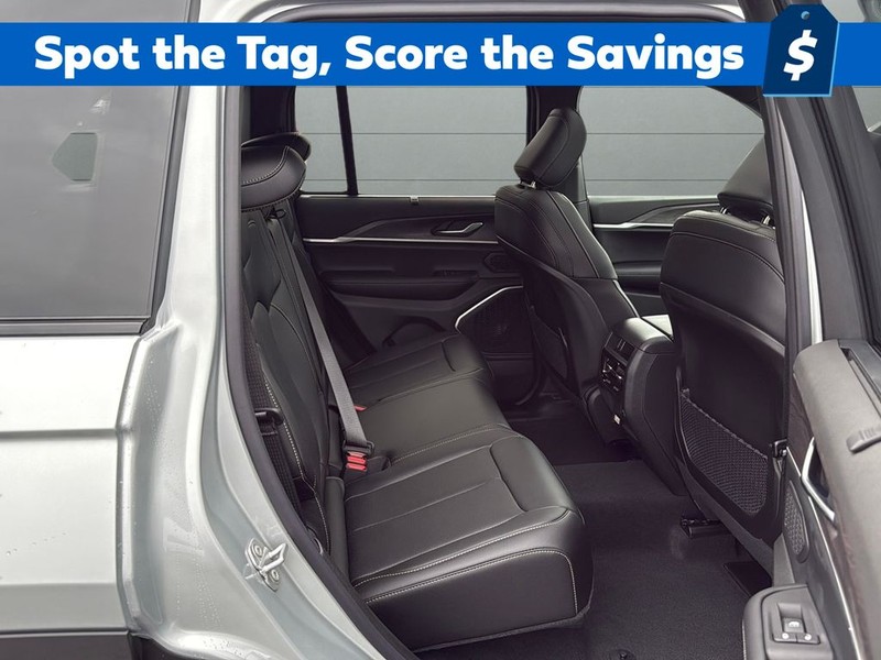 Jeep Grand Cherokee Vehicle Full-screen Gallery Image 24