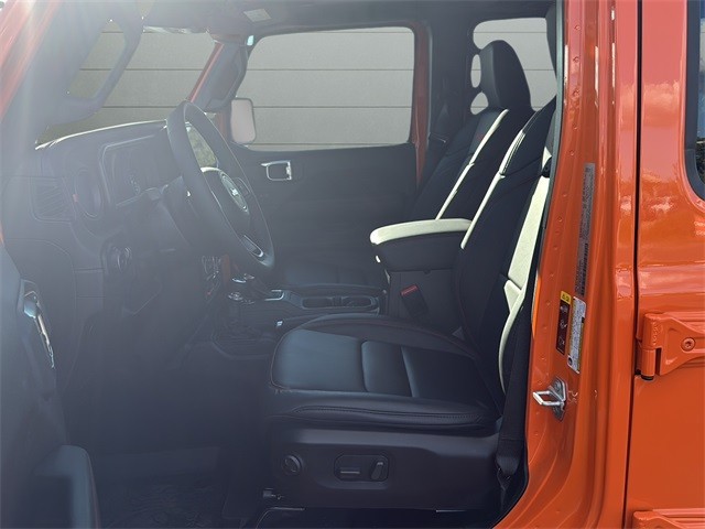 Jeep Wrangler Vehicle Full-screen Gallery Image 10