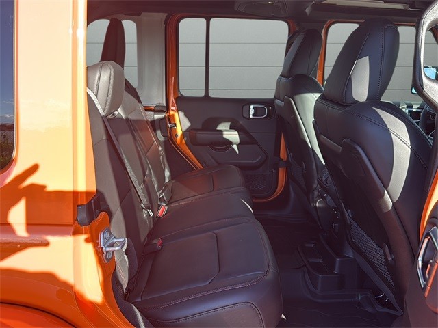 Jeep Wrangler Vehicle Full-screen Gallery Image 14