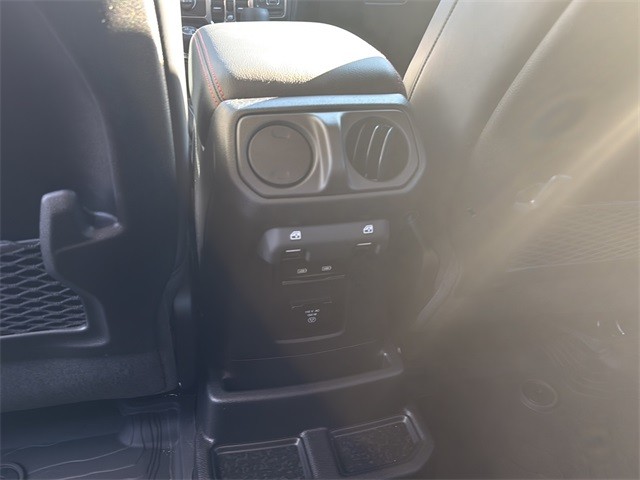 Jeep Wrangler Vehicle Full-screen Gallery Image 17