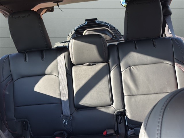 Jeep Wrangler Vehicle Full-screen Gallery Image 27