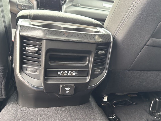 Ram 2500 Vehicle Full-screen Gallery Image 17