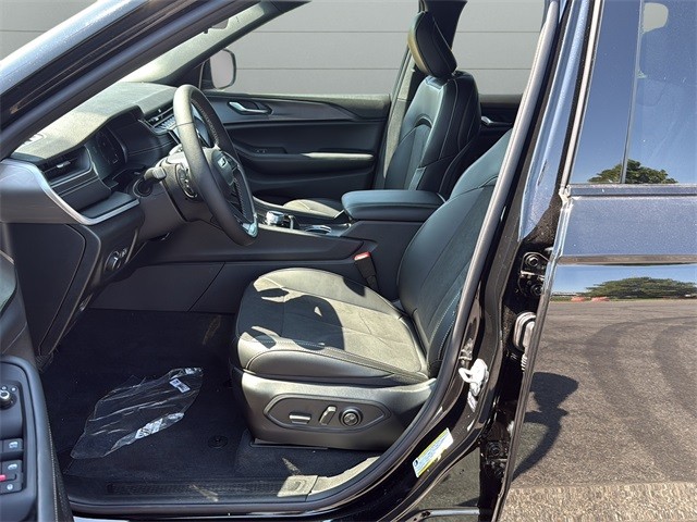 Jeep Grand Cherokee L Vehicle Full-screen Gallery Image 10