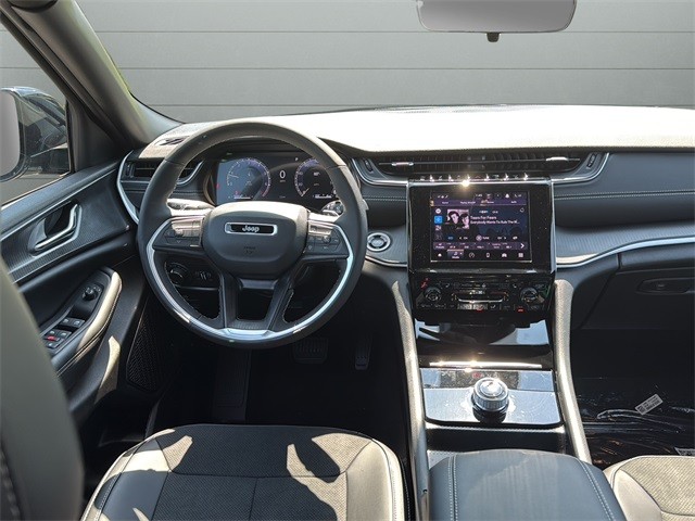 Jeep Grand Cherokee L Vehicle Full-screen Gallery Image 11