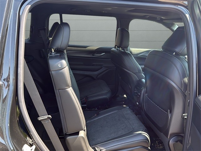 Jeep Grand Cherokee L Vehicle Full-screen Gallery Image 13