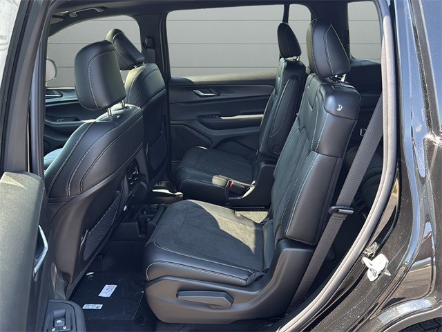 Jeep Grand Cherokee L Vehicle Full-screen Gallery Image 16