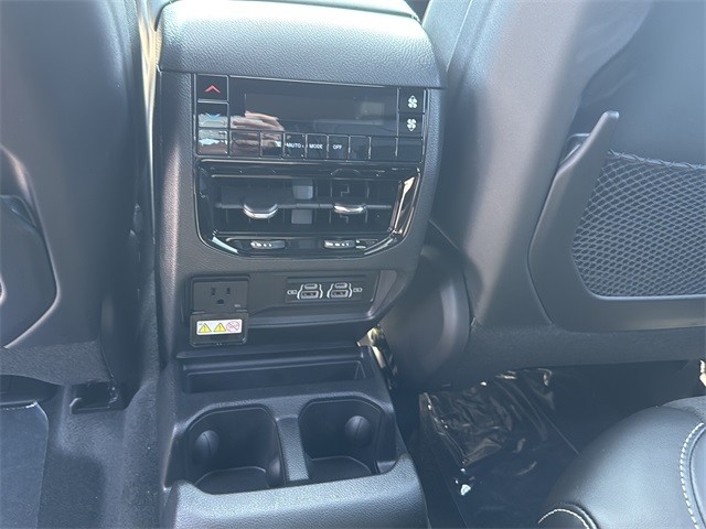 Jeep Grand Cherokee L Vehicle Full-screen Gallery Image 17