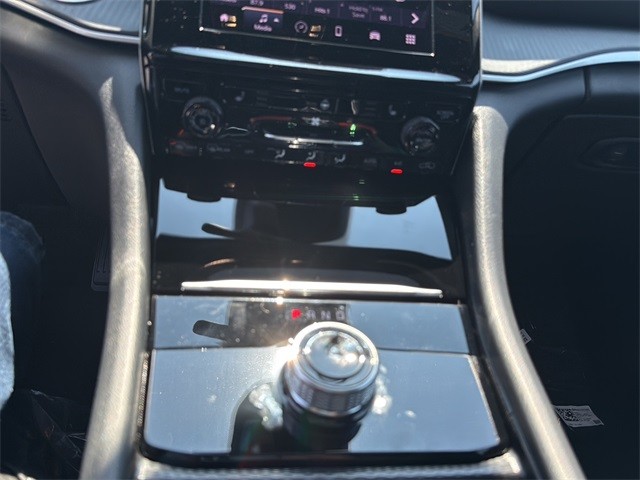 Jeep Grand Cherokee L Vehicle Full-screen Gallery Image 20