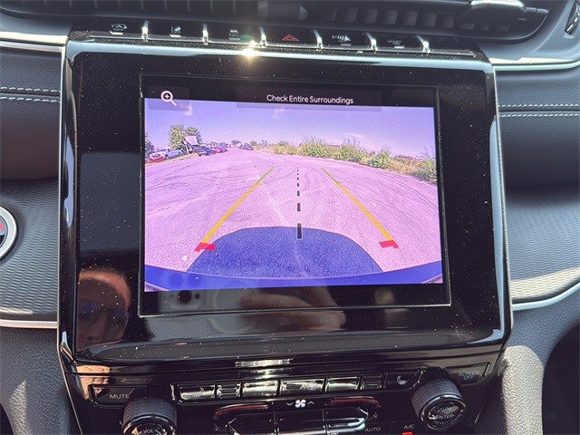 Jeep Grand Cherokee L Vehicle Full-screen Gallery Image 22