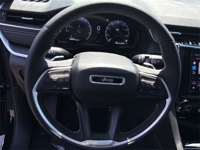 Jeep Grand Cherokee L Vehicle Full-screen Gallery Image 25