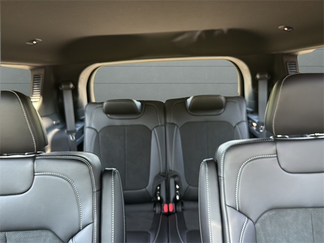 Jeep Grand Cherokee L Vehicle Full-screen Gallery Image 26