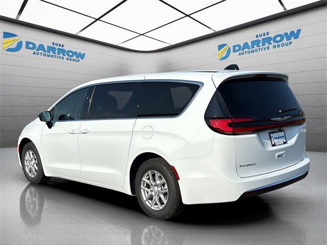 Chrysler Pacifica Vehicle Full-screen Gallery Image 3