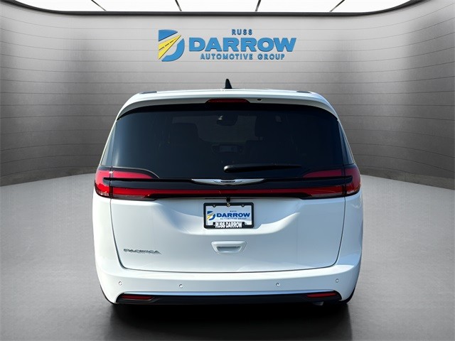Chrysler Pacifica Vehicle Full-screen Gallery Image 4
