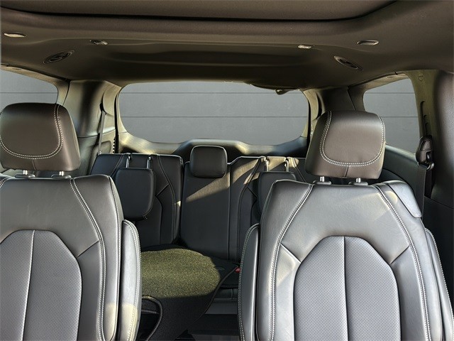 Chrysler Pacifica Vehicle Full-screen Gallery Image 9