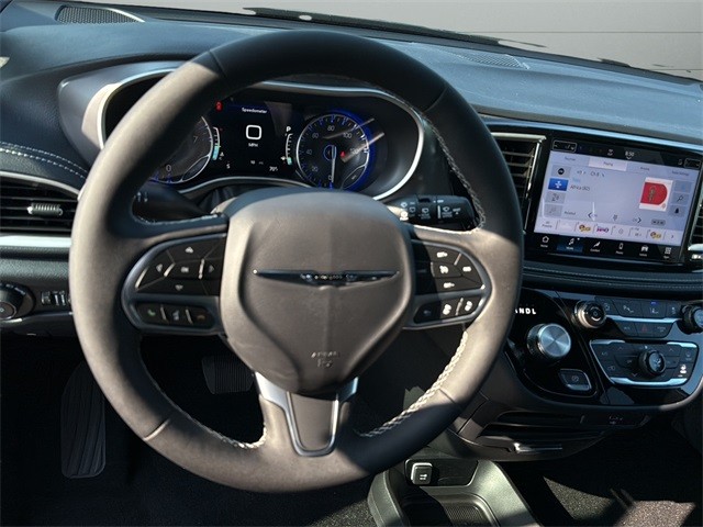 Chrysler Pacifica Vehicle Full-screen Gallery Image 10