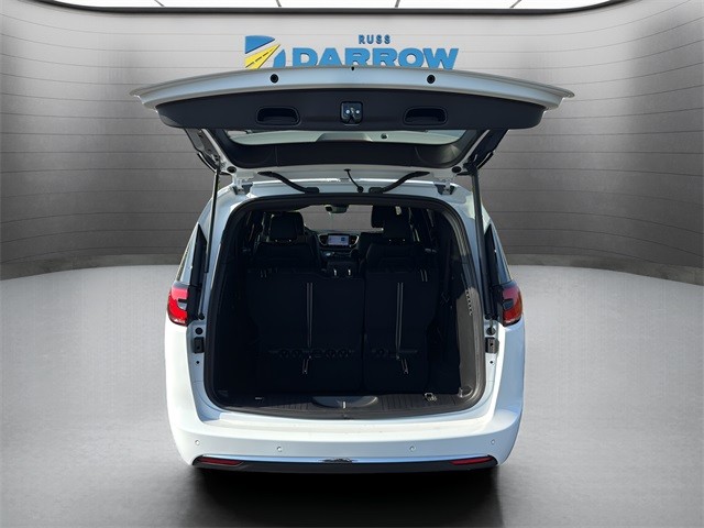 Chrysler Pacifica Vehicle Full-screen Gallery Image 11