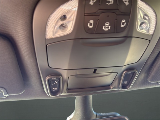 Chrysler Pacifica Vehicle Full-screen Gallery Image 13