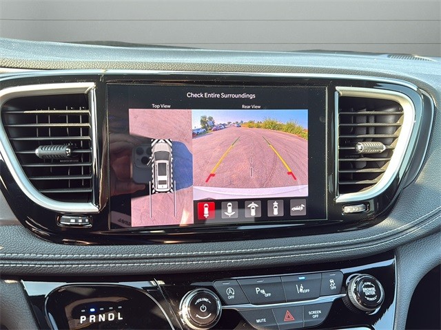 Chrysler Pacifica Vehicle Full-screen Gallery Image 14