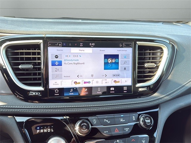 Chrysler Pacifica Vehicle Full-screen Gallery Image 15