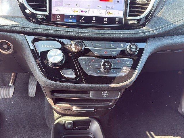 Chrysler Pacifica Vehicle Full-screen Gallery Image 16