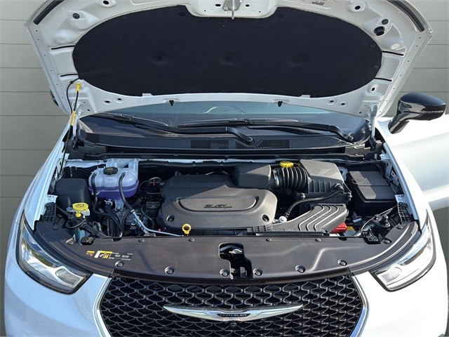 Chrysler Pacifica Vehicle Full-screen Gallery Image 17