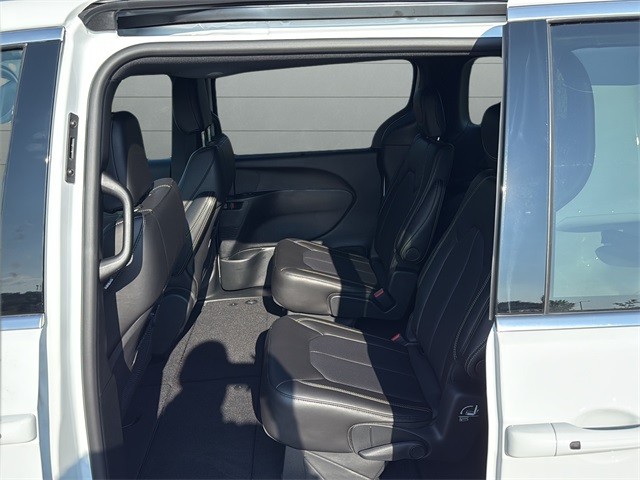 Chrysler Pacifica Vehicle Full-screen Gallery Image 20
