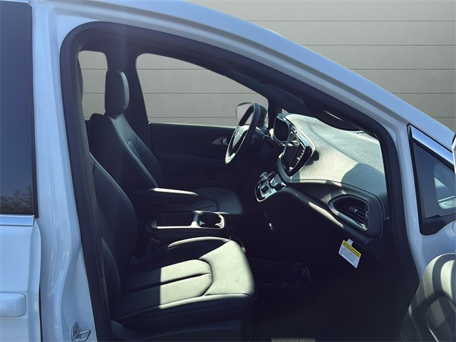 Chrysler Pacifica Vehicle Full-screen Gallery Image 21