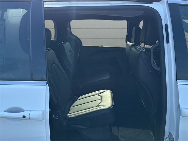 Chrysler Pacifica Vehicle Full-screen Gallery Image 22