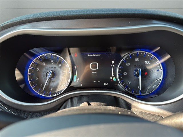 Chrysler Pacifica Vehicle Full-screen Gallery Image 23