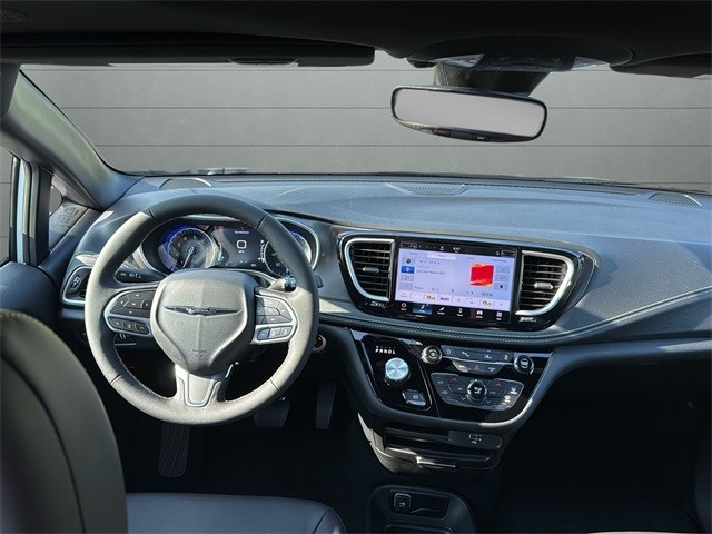 Chrysler Pacifica Vehicle Full-screen Gallery Image 24