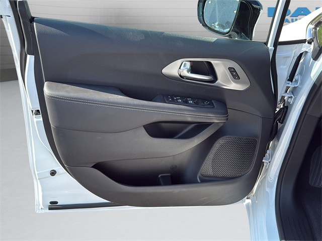 Chrysler Pacifica Vehicle Full-screen Gallery Image 25