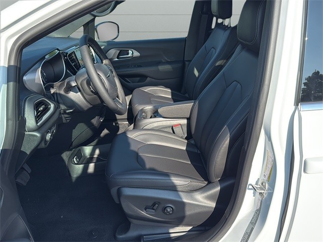 Chrysler Pacifica Vehicle Full-screen Gallery Image 26