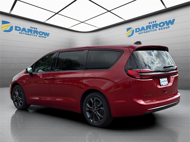 Chrysler Pacifica Vehicle Full-screen Gallery Image 3