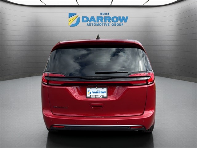 Chrysler Pacifica Vehicle Full-screen Gallery Image 4