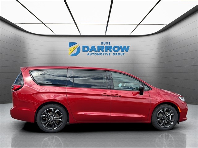 Chrysler Pacifica Vehicle Full-screen Gallery Image 6